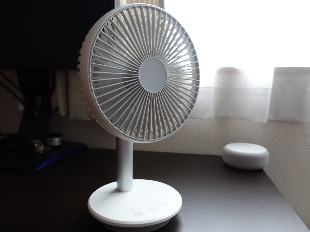 threeupのStand Desk Fan 本体の外観は普通の扇風機をそのままミニチュアにしたような見た目