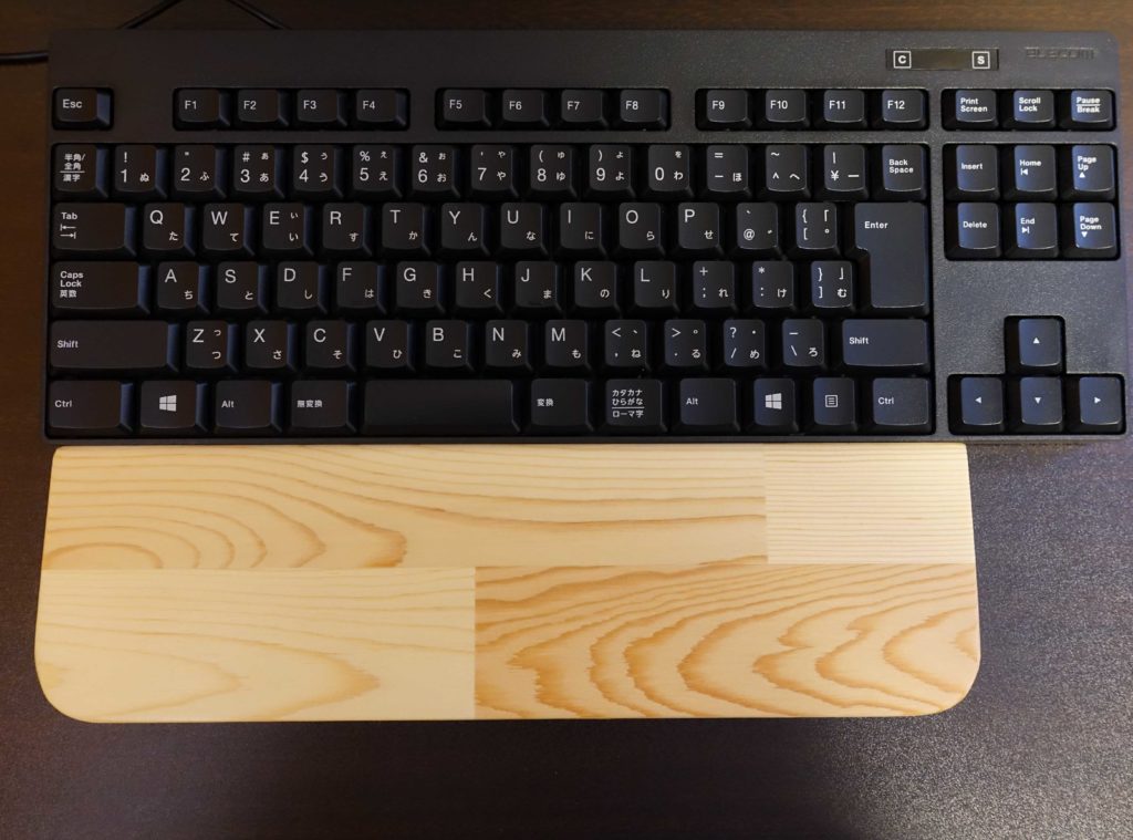 木製のリストレストをキーボードと比べた画像です。