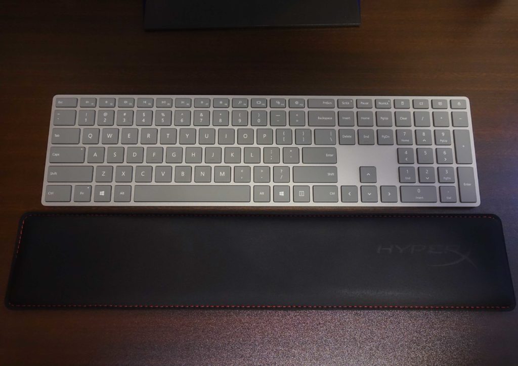 『キングストンHyperX Wrist Rest』とフルサイズのキーボードを並べた画像です。
