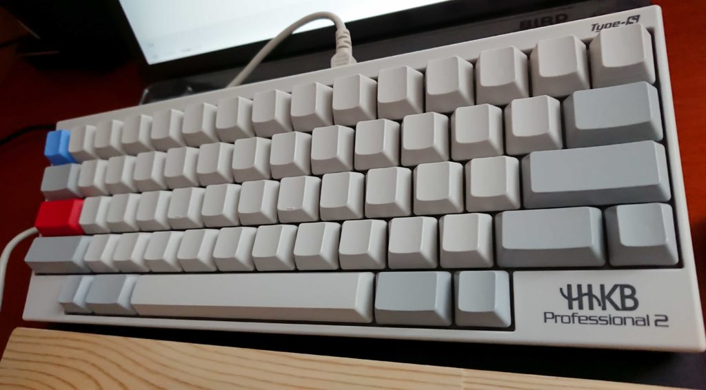 HHKBのキーボードで木製のリストレストをつかっている画像です。