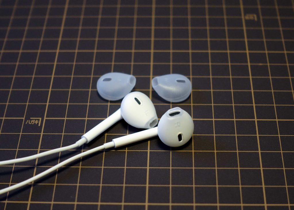 EarPodsにエレコムのイヤホンカバーを装着した画像です。