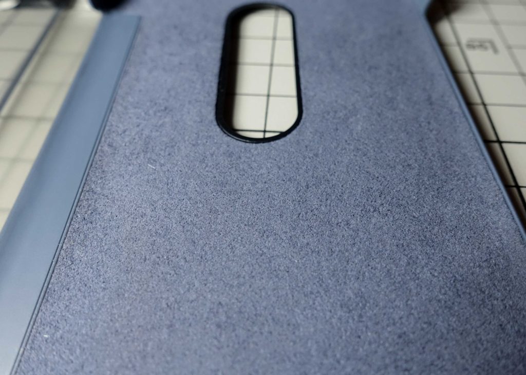 Style Cover Touchのホルダー部分内側はビリヤード台のラシャ布やスエードの様な手触りで、本体を傷つけない工夫がされています。