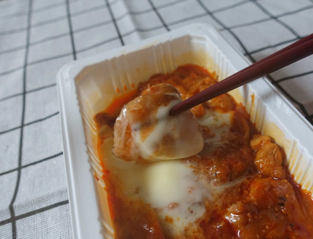 セブンイレブンの冷凍食品「チーズタッカルビ」の鶏もも肉のアップ画像です。
