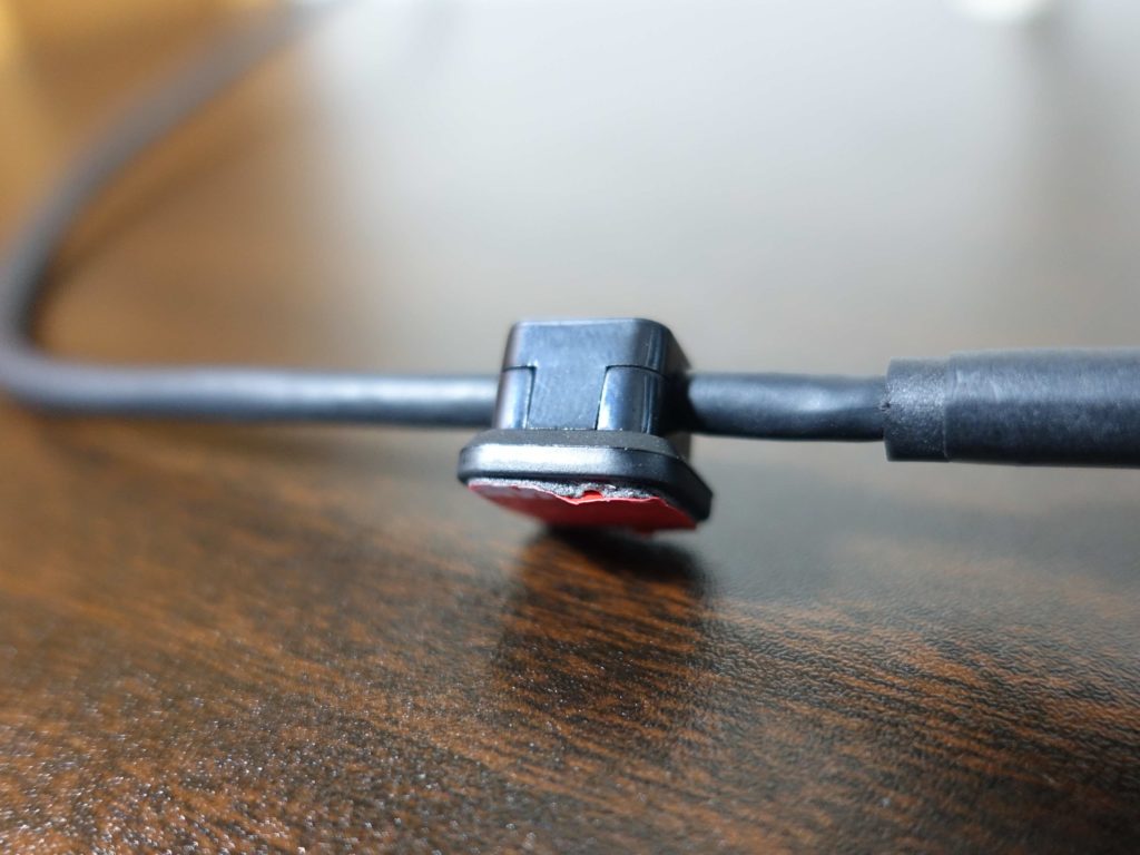 Magnetic Cable Holder 2の両面テープは粘着力が強く、フィルムが剥がし辛いです。