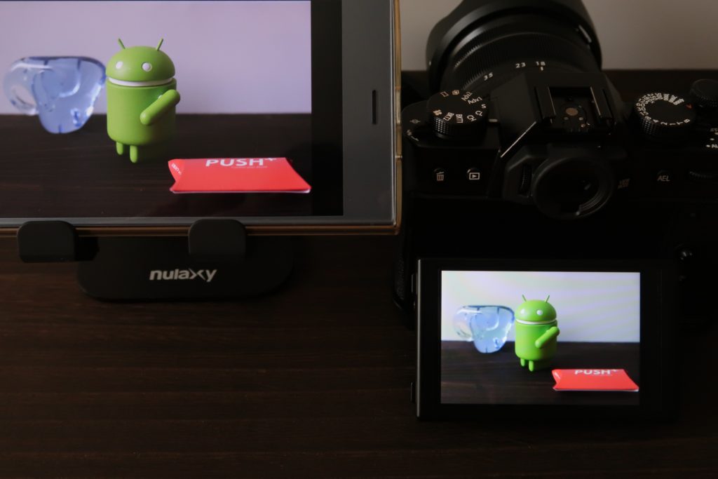 デジタルカメラの背面モニターとXperia XZ1に同じ画像を表示している様子です。